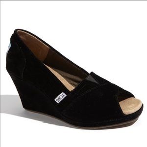 Tom’s velvet wedge in black